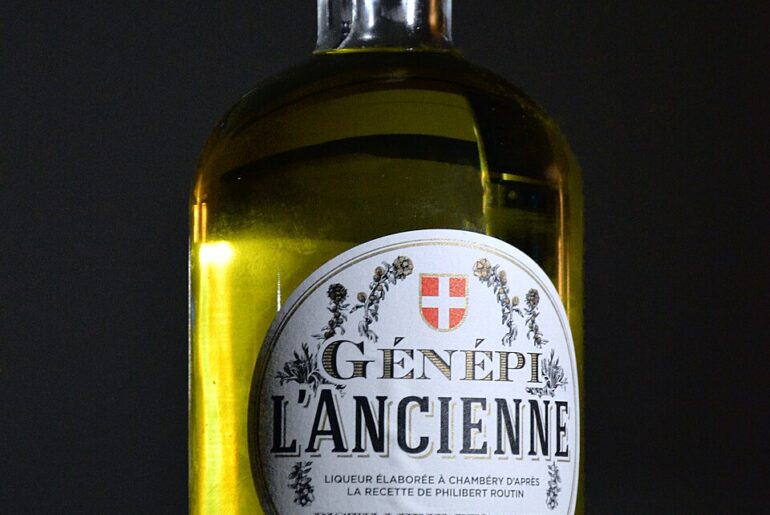 Spécialité savoyarde, alcool, le génépi, liqueur