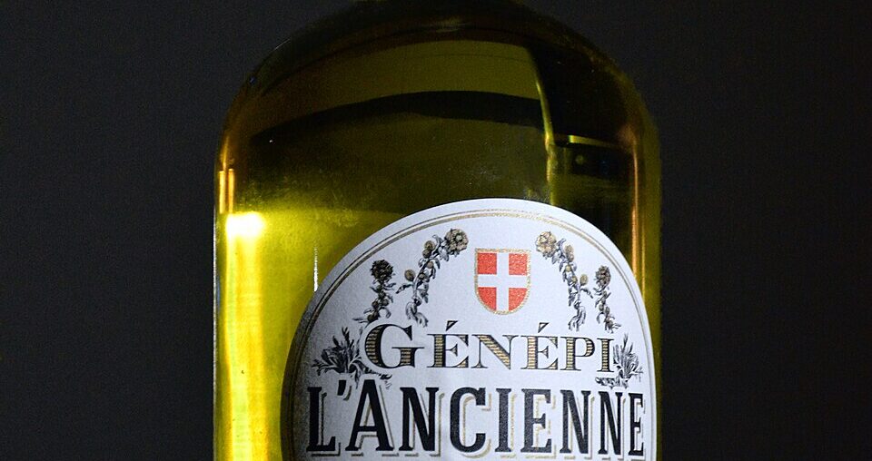 Spécialité savoyarde, alcool, le génépi, liqueur